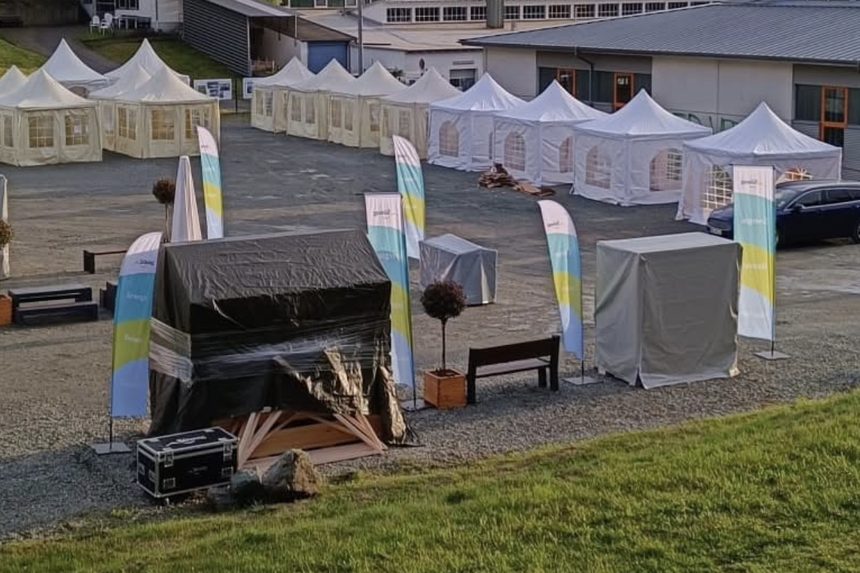 Aufbau hinter den Zelten des Europatags, Hochtaunuskreis