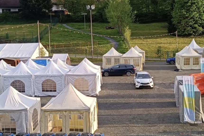 Pagodenzelte auf dem Veranstaltungsgelände des Europatags, Hochtaunuskreis