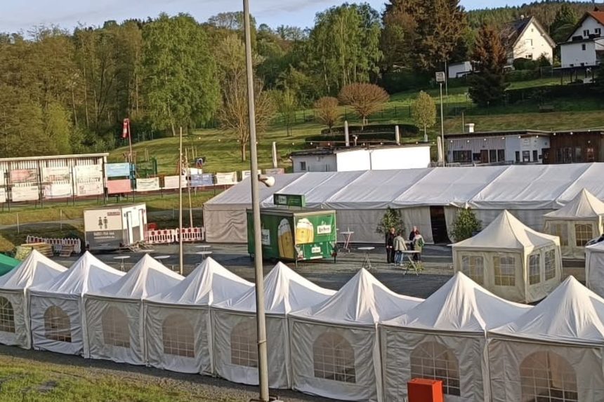 Zeltstraße mit Pagodenzelten auf dem Festgelände des Europatags, Hochtaunuskreis
