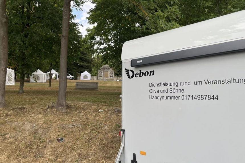 Der Firmenanhänger von Oliva und Söhne auf dem Veranstaltungsgelände im Schlossgarten, Familienfest 2024