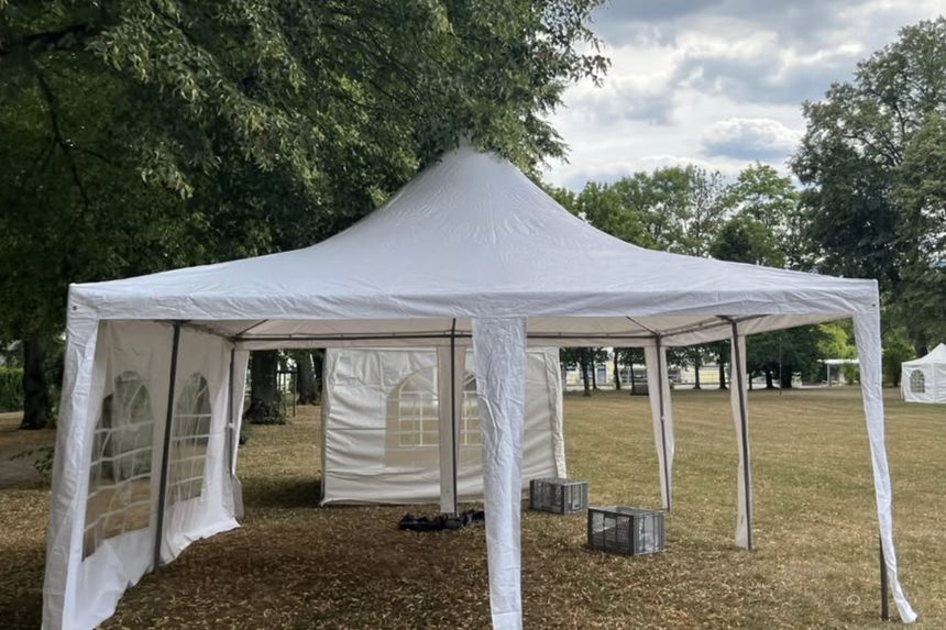 Aufgebautes Pagodenzelt im Usinger Schlossgarten, Familienfest 2024