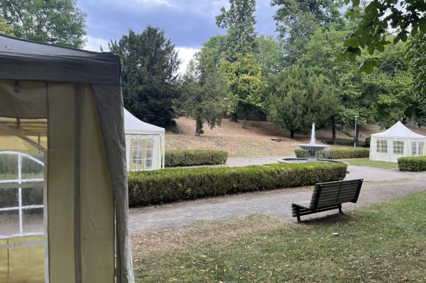 Zelt mit geschlossener Seitenwand im Schlossgarten, dahinter weitere Pavillons, Familienfest 2024