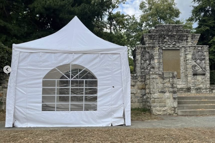 Pagodenzelt vor der historischen Mauer im Usinger Schlossgarten, Familienfest 2024