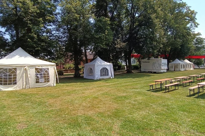 Zelte und aufgestellte Bierzeltgarnituren auf der Wiese im Schlossgarten, Familienfest 2024
