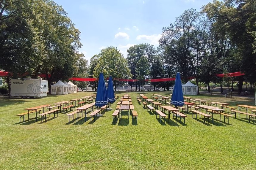 Bierzeltgarnituren und Sonnenschirme im Schlossgarten vor Beginn des Festes, Familienfest 2024