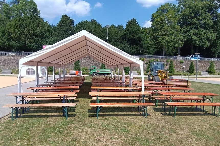 Großes Festzelt mit langen Reihen von Bierzeltgarnituren auf der Multifunktionsfläche, Familienfest 2024