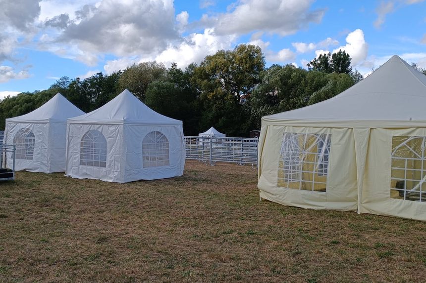 Pagodenzelte und Festzelt nebeneinander auf dem Wiesengelände, Usinger Laurentius Markt 2022