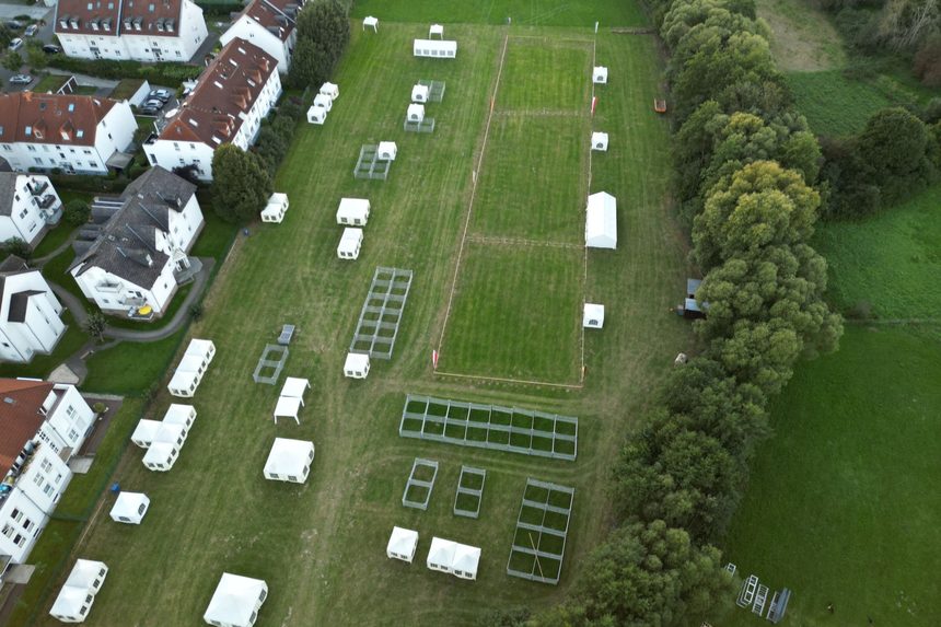 Luftaufnahme des Wiesengeländes: die aufgebauten Pavillons und Garnituren der Landpartie, Usinger Laurentius Markt 2023