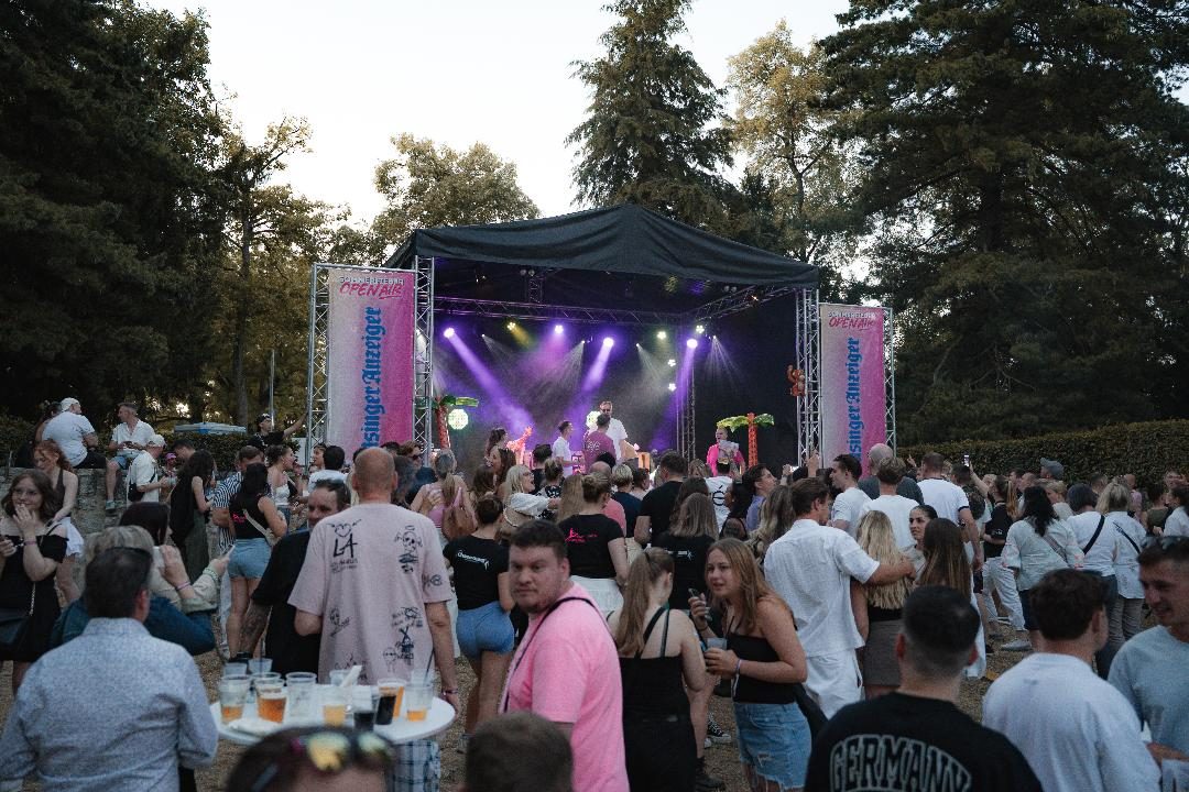 Bühne mit Lichtanlage und volles Publikum beim Open Air im Usinger Schlossgarten