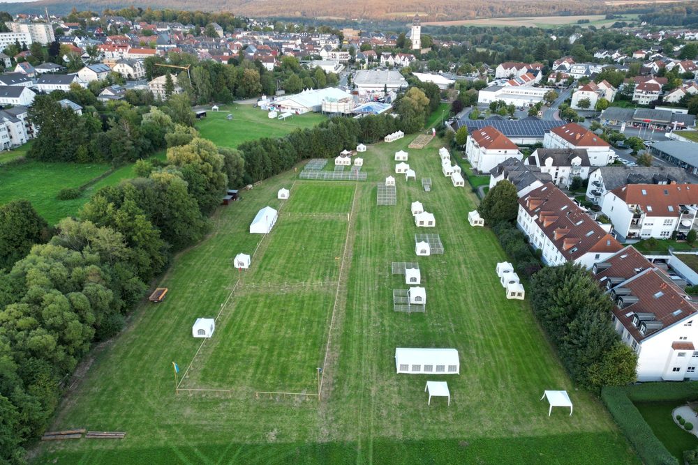Planung und Organisation bei Oliva und Söhne: Luftaufnahme des Veranstaltungsgeländes mit den geplanten Zeltpositionen