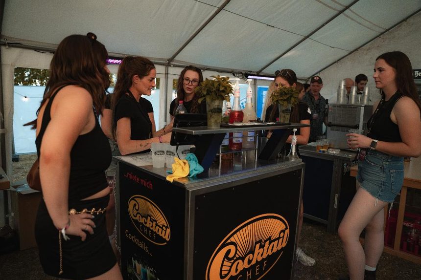 Cocktailbar im Zelt mit Personal hinter der Theke