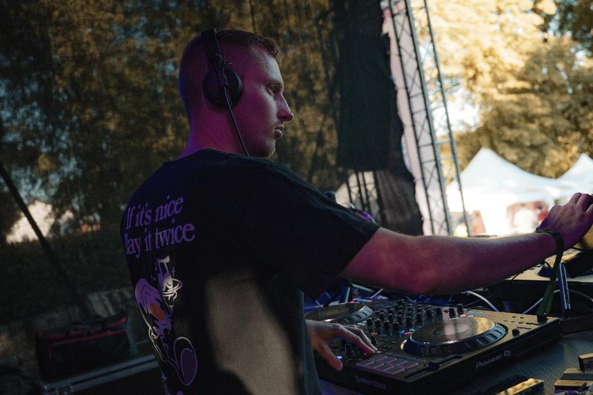 DJ auf der Bühne vor der Lichtanlage